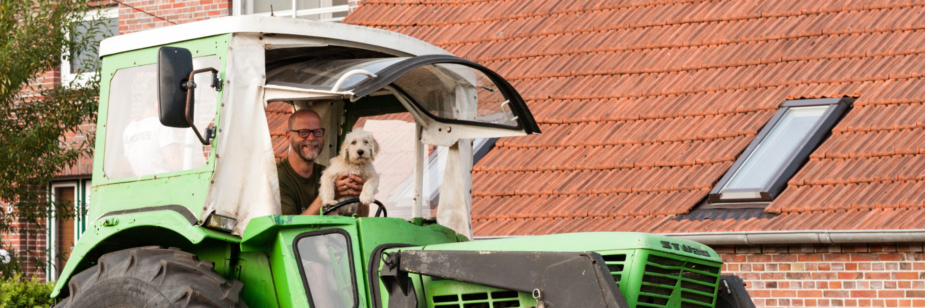 Mann mit Traktor und Hund