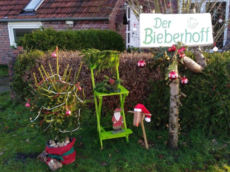 Bieberhoff Schild mit Weihnachtsdekoration